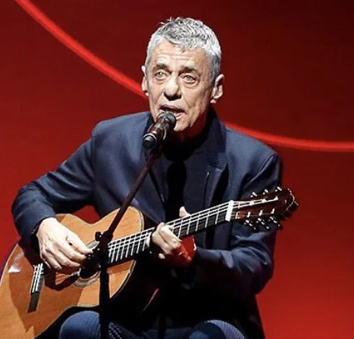 Chico Buarque - O cantor e compositor carioca, criado em família católica, estudou em colégio de padres. Mas, com o tempo, mudou. 