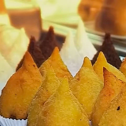 Por isso, as calorias variam, conforme a maneira do preparo e o recheio. Uma coxinha tradicional de galinha, frita, tem 274 calorias e 12g de gordura a cada 100g. Mas, de vez em quando, vale sair da linha pra saborear o quitute.