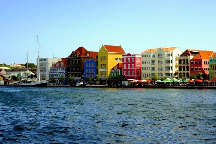 A cidade brasileira aparece em alta ao lado de lugares como Willemstad (foto), na ilha caribenha de Curaçao, e San Pedro de Atacama, no Chile. 