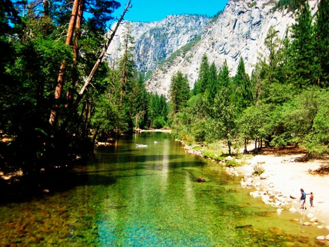 Parque Nacional de Yosemite (EUA) - Quem olha não diz. E é aí que mora o perigo. As águas deste riacho aparentemente raso e calmo escondem uma correnteza capaz de arrastar o visitante. Já houve vários afogamentos.