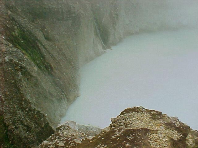 A temperatura da água no lago fica em torno de 197ºC. Basta lembrar que a água já ferveria a 100ºC. O lago está sempre em ebulição, 24 horas por dia. E as pedras são escorregadias. Um tropeção seria fatal.