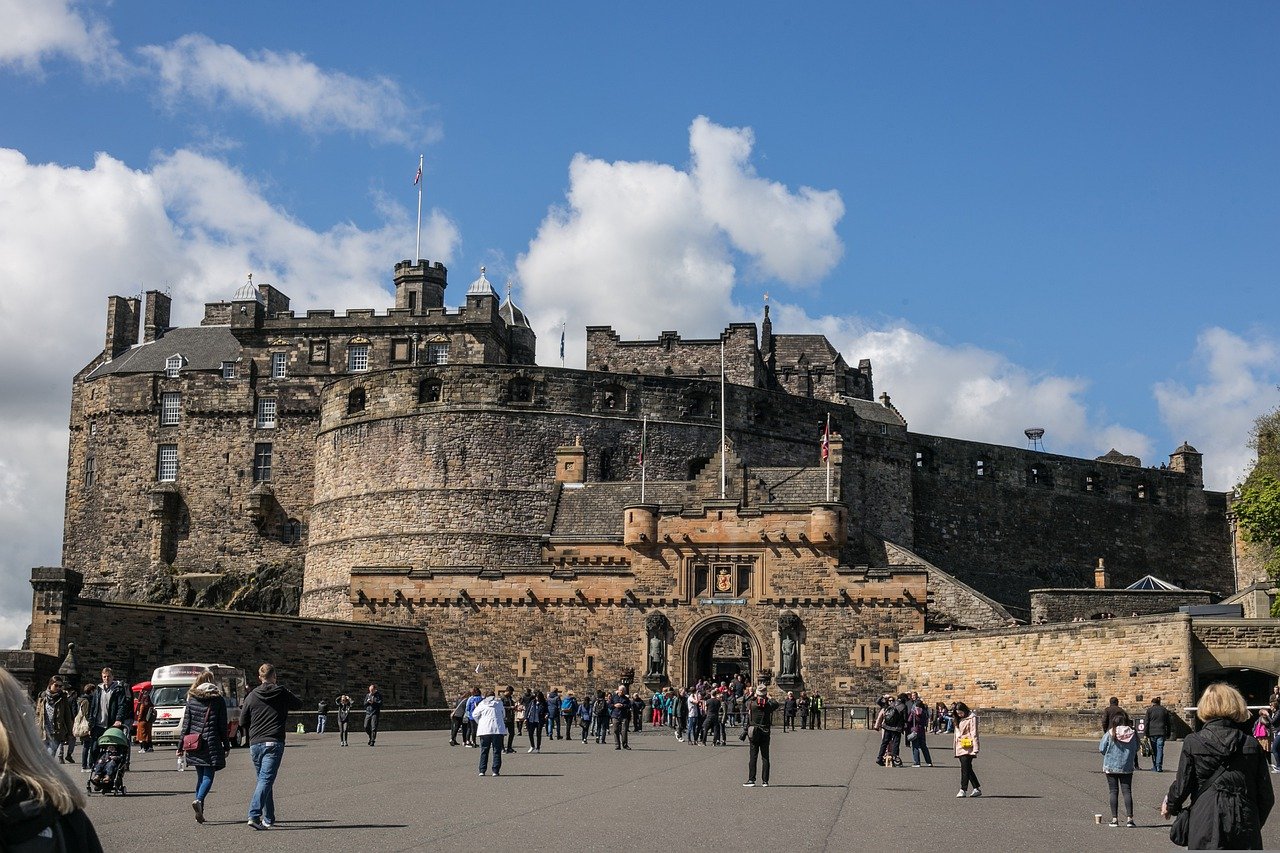 Castelo de Edimburgo (Escócia) - As assombrações estão por lá há cerca de 1.000 anos. São tantos relatos e há tanto tempo que pesquisadores foram lá em 2001. Houve quedas repentinas de temperaturas, sensação de ter a roupa puxada e avistamentos de vultos. 