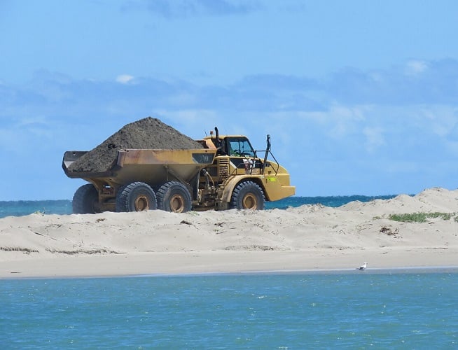 Entretanto, atividades humanas, como o desenvolvimento de propriedades costeiras e a extração de areia, aceleram a erosão. A construção de barreiras costeiras impede que os sedimentos se movam, resultando em praias desprovidas de material novo.