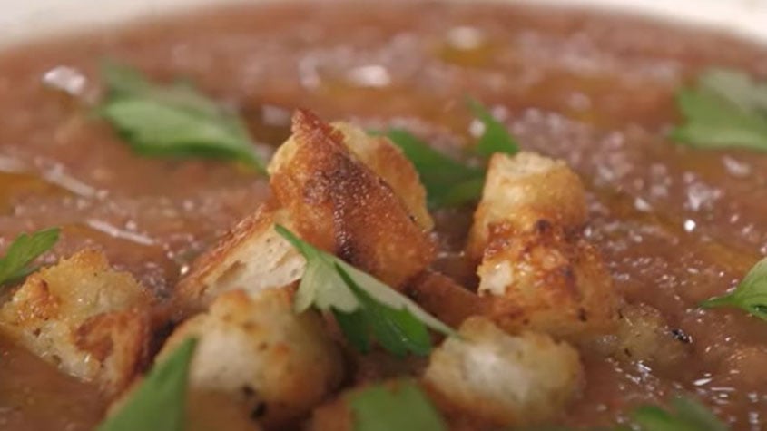 Gazpacho: característico da gastronomia espanhola, é uma sopa fria que não leva nenhum ingrediente de origem animal. Popularizou-se bastante depois de ser preparado no filme “Mulheres à Beira de um Ataque de Nervos”, do famoso diretor espanhol Pedro Almodóvar: “tomate, pepino, pimenta, cebola, uma pontinha de alho, azeite, sal, vinagre, pão duro e água.” 