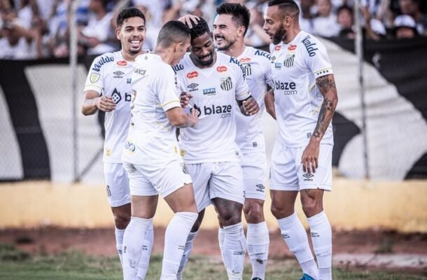 Além das duas vitórias contra os rivais, o Santos venceu o Guarani, empatou com o Mirassol e perdeu para o Novorizontino no mês de fevereiro. - Foto: Raul Baretta/ Santos FC.