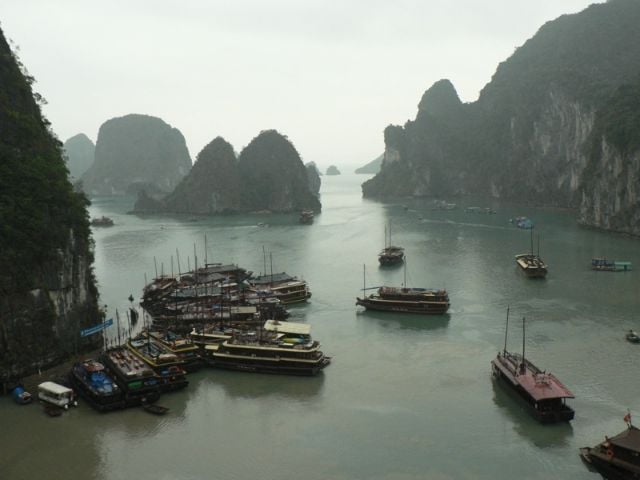  Ha Long Bay (Vietnã) - A baía, no Golfo de Tonkin, é considerada umas das Sete Maravilhas da Natureza. Mais de 1.500 ilhotas calcárias ficam no mar de cor verde. Reza a lenda que foi criada por um dragão para proteger a região, que também tem cavernas e mirantes, a 150 km da capital Hanói. 