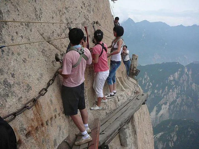 Monte Huashan (China) - É uma das cinco montanhas sagradas da China. Seu cume fica a 2.100m de altura. Existe teleférico para ir ao mosteiro no alto do monte, mas muitos preferem a arriscada trilha que beira o precipício.