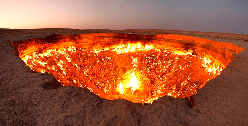 A atração na área é a gigantesca cratera de 69m de largura por 30m de profundidade que, há décadas, não para de pegar fogo, devido ao gás metano acumulado no subsolo. O tamanho das chamas varia, mas o fogo nunca cessa.