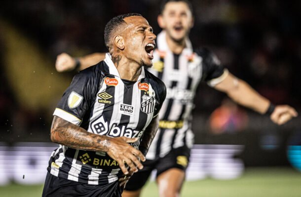 Na primeira partida do ano, o Santos venceu o Botafogo-SP, em Ribeirão Preto. Otero, em um golaço de voleio, marcou o único tento da partida e garantiu a primeira vitória do Peixe na temporada. - Foto: Raul Baretta/Santos FC