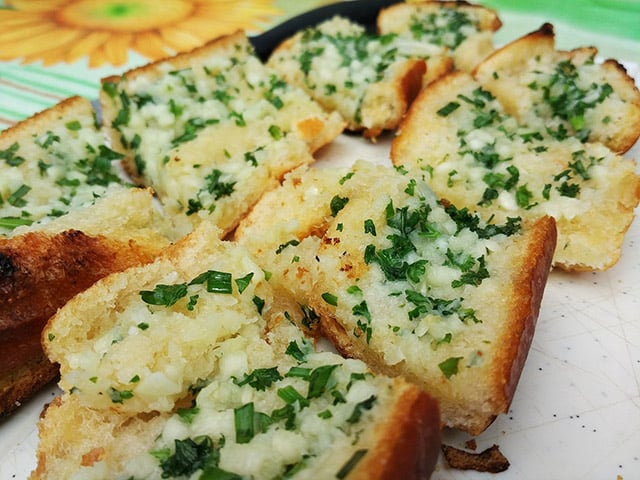 O pão de alho é uma das estrelas do churrasco. Além das carnes e uma boa cervejinha, esse quitute faz sucesso e não pode faltar em um evento gastronômico (à base de carne) perfeito.