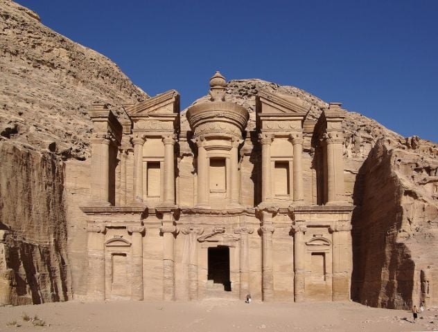 Petra (Jordânia) - Cidade histórica e arqueológica construída pelos nabateus, tribo nômade de origem árabe do século III a.C. Famosa pela arquitetura esculpida em rocha de cor rosa. Tem vestígios arqueológicos do teatro romano, câmaras funerárias e túmulos reais, entre outros. Uma das Sete Maravilhas do Mundo Moderno. 