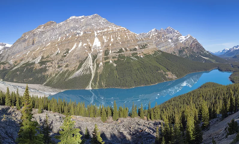 Rodeado por montanhas, o lago fica numa região que tem trilhas magníficas para caminhadas. Trata-se do Banff  National Park, em Alberta, no oeste do país