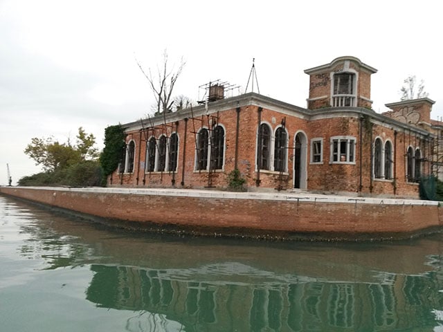 Poveglia (Itália) - Usa por mais de um século para a quarentena de vítimas da peste, Poveglia também abrigou um hospital psiquiátrico. Fechou em 1958, mas a ilha continua com habitantes de outro plano... 