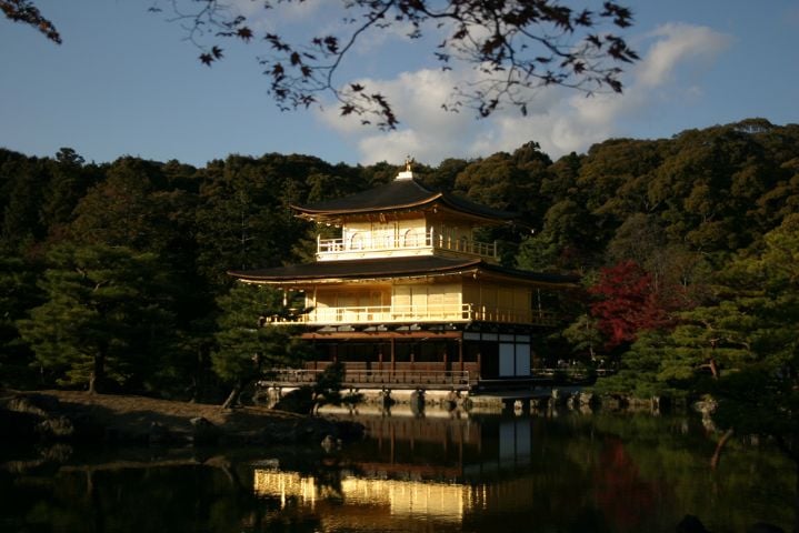 Monumentos Históricos da Antiga Quioto (Japão) - Os templos revelam a arquitetura com madeira, reconhecida por uma perícia extrema, sem o uso de um prego sequer. E também ilustram a arte dos jardins japoneses, que influenciou a paisagem da jardinaria pelo mundo. Além de Quioto (antiga capital imperial), também ficam em Uji e Otsu. 