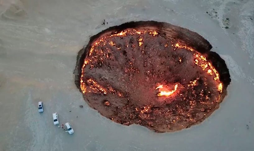 Portal do Inferno (Turcomenistão) - Fica na Aldeia de Darvaza, que tem 350 habitantes, a 260 km da capital do país, Asgabate, no Deserto de Karakum. A região é rica em petróleo, enxofre e gás natural.