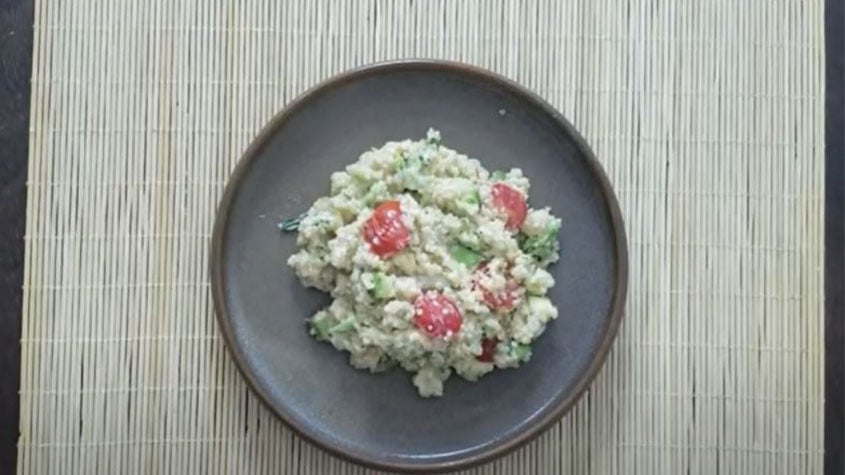 Risoto de quinoa: muito apreciado mundialmente, o risoto é um prato tipicamente italiano feito com arroz arbório ou carnaroli. Estes grãos possuem alto teor de amido, o qual, aliado ao queijo parmesão ralado e à manteiga adicionados ao final da preparação, é o responsável por garantir a cremosidade característica do prato. O risoto de quinoa é uma opção ainda mais saudável, sem queijo ou manteiga, lava-se o grão com água corrente para depois cozinhá-lo em um caldo de legumes. Pode-se servi-lo co