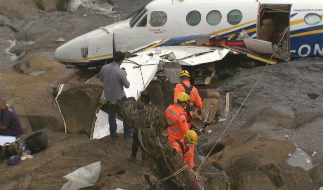 O avião caiu em Piedade de Caratinga, Minas Gerais.  Além da cantora, morreram 4 pessoas: o piloto Geraldo Medeiros, o copiloto Tarciso Viana, o produtor Henrique Ribeiro e o tio e assessor da cantora, Abicieli Silveira Dias Filho.