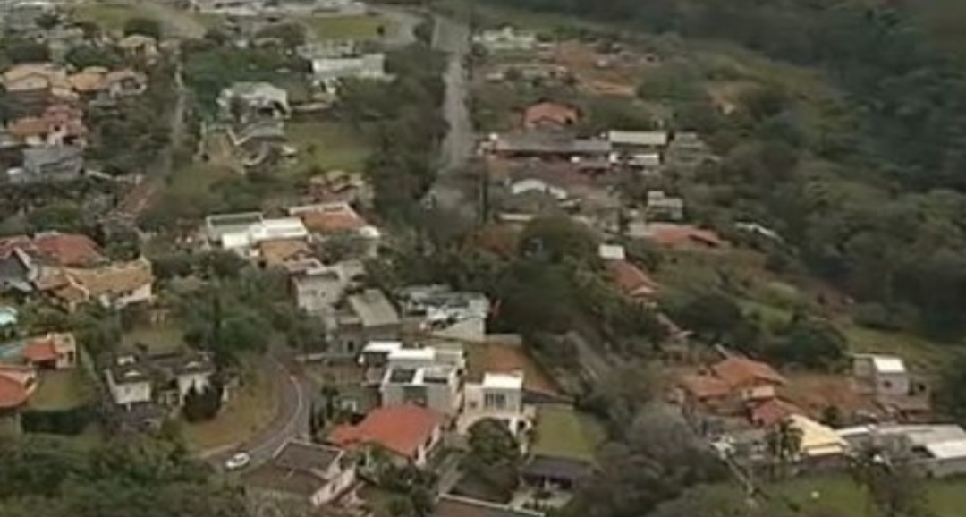 Meteorologistas afirmaram que havia “áreas de instabilidade” e 35% de formação de gelo nas proximidades do local onde o avião caiu. havia casas na área, mas ninguém foi atingido no solo.