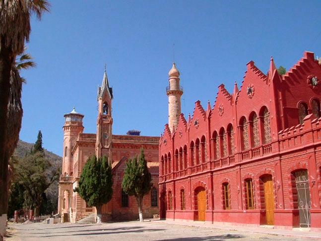 Sucre (Bolívia) - A cidade, que já teve outros três nomes (Charcas, La Plata e Chuquisaca), leva o nome atual em memória de um herói militar. Seu centro histórico tem construções dos séculos XVIII e XIX. A pintura da maioria dos imóveis conferiu ao lugar o apelido de 