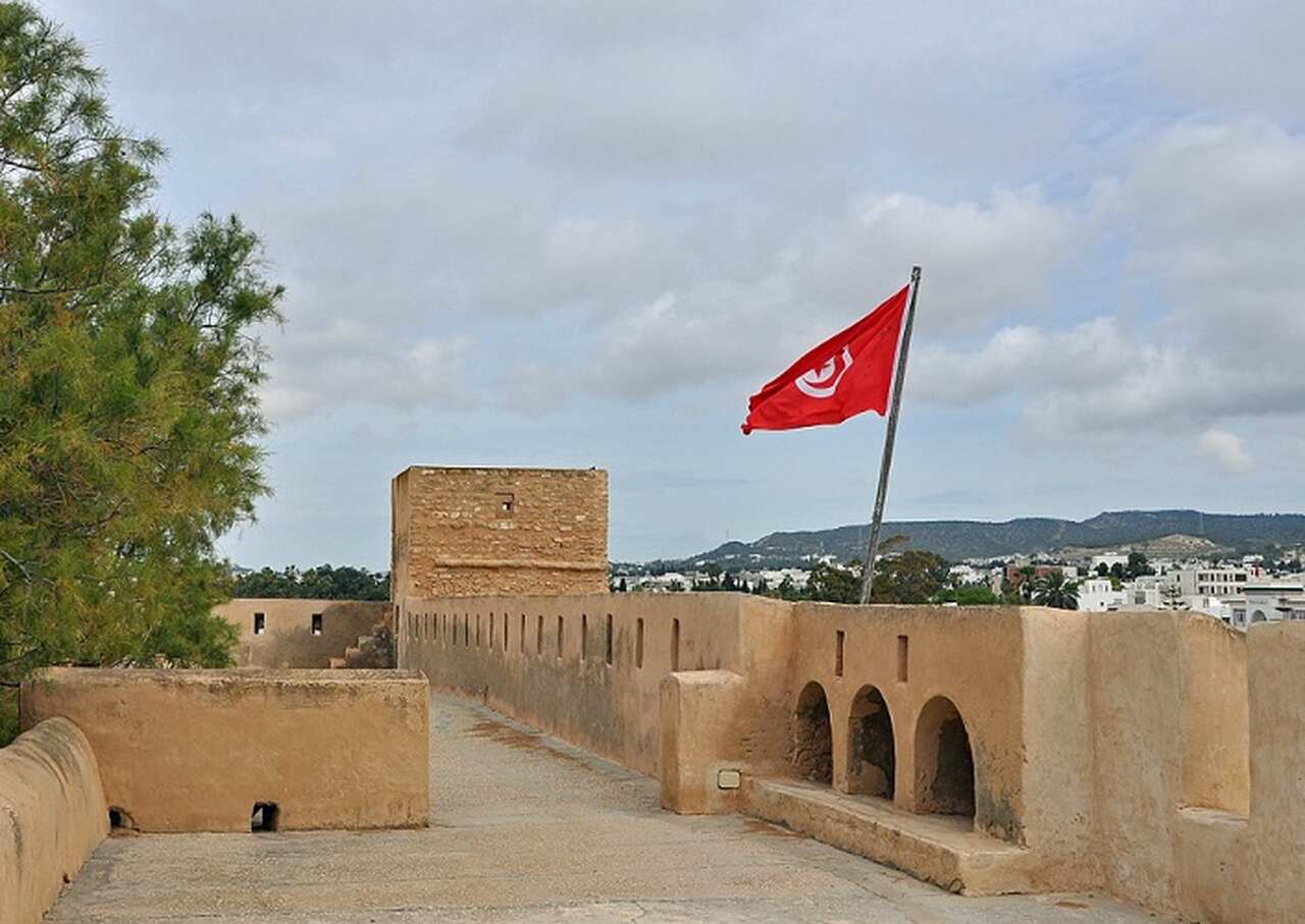 Escavadoras estão trabalhando na cidade de Hammamet para restaurar essas áreas, vitais para o turismo. Essa situação não é apenas uma questão ambiental, mas um reflexo das dificuldades econômicas do país, onde o turismo representa uma parte significativa do PIB e do emprego.