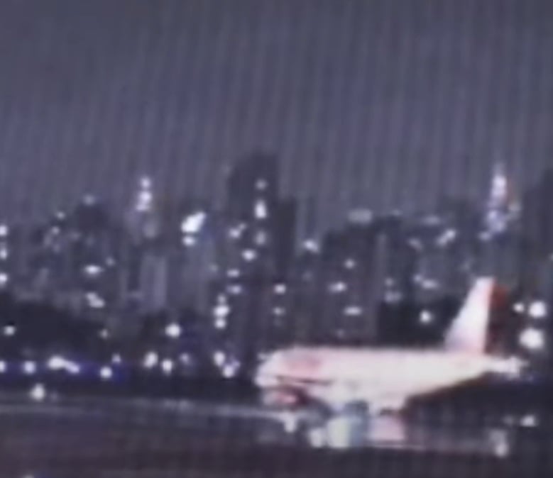 17 de julho de 2007 - Ao tentar pousar na pista 35L do Aeroporto de Congonhas, o Voo TAM 3054 que vinha de Porto Alegre não conseguiu frear e colidiu com o prédio da TAM Express e com um posto de gasolina da Shell, matando os 187 passageiros e mais 12 pedestres. 