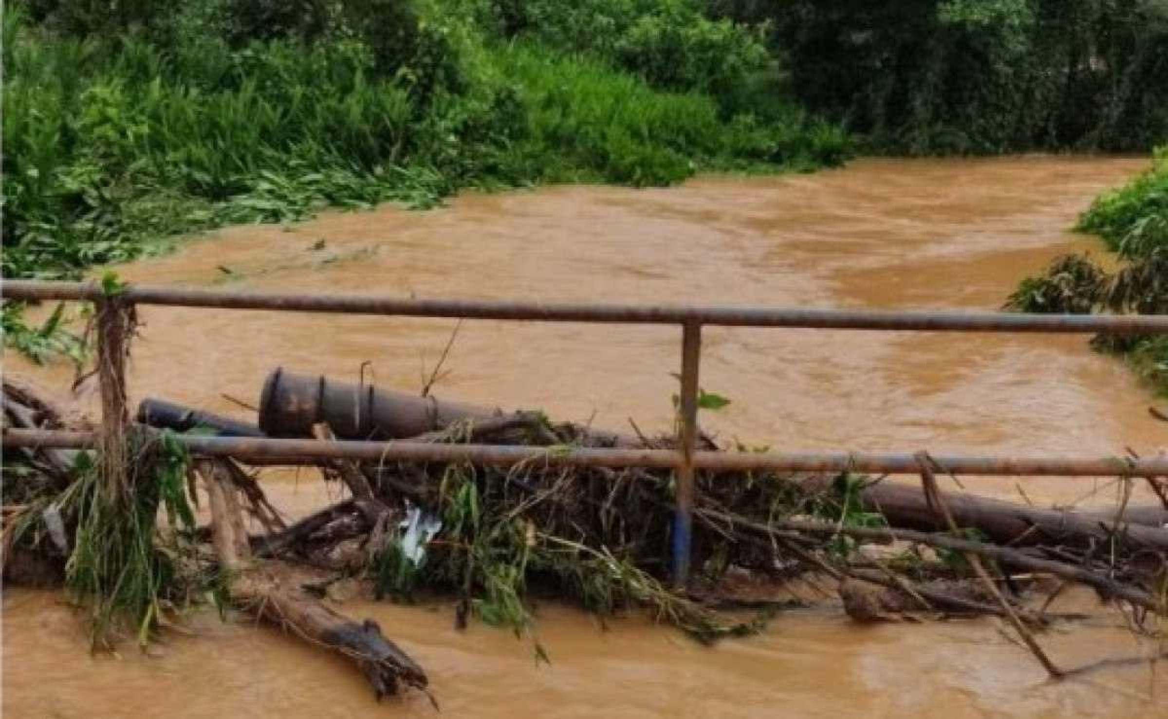 Idoso morre ao tentar atravessar pontilhão e ser arrastado por enxurrada