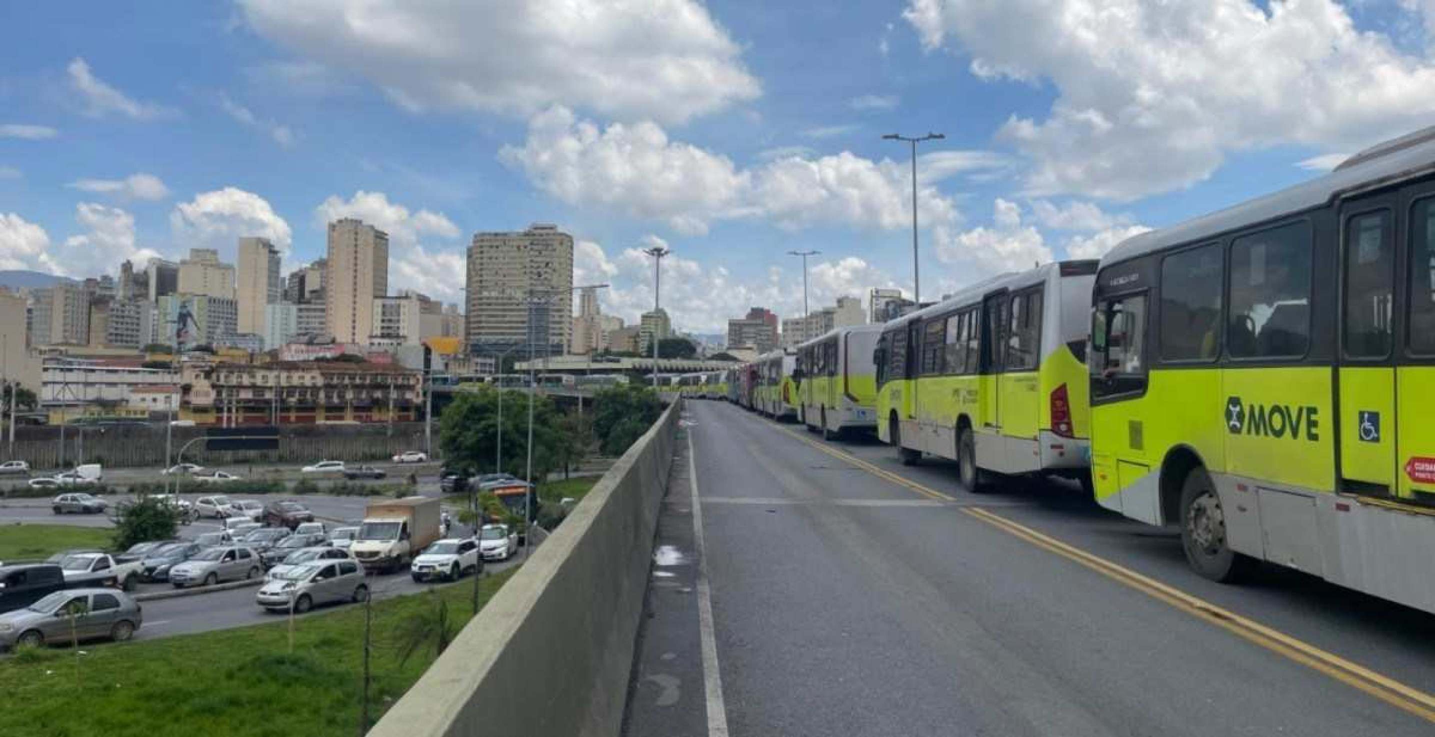 Engarrafamento deixa Centro de BH caótico na véspera do Natal