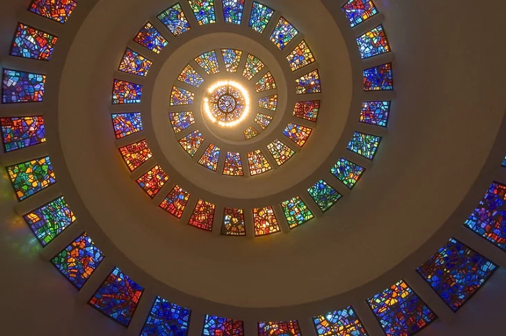 Capela de AÃ§Ã£o de GraÃ§as - Texas (EUA) - Fica na cidade de Dallas. O edifÃ­cio em espiral tem 73 painÃ©is de vitrais, que, no conjunto, se chamam A Janela da GlÃ³ria. 