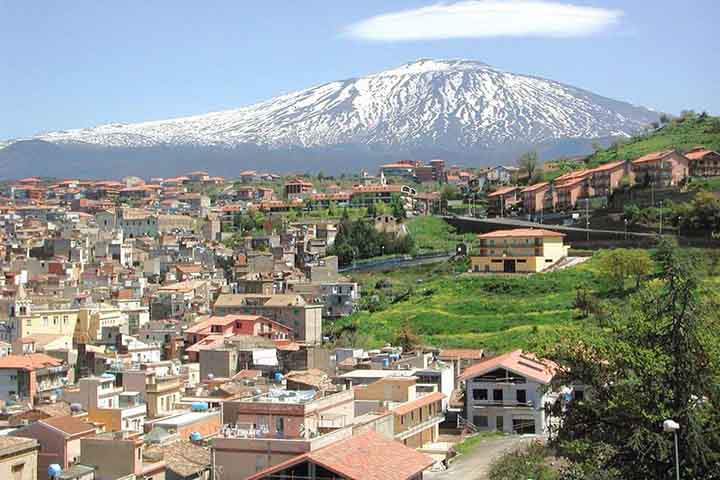 Esses fatores são explicados pelas condições geográficas, como o solo vulcânico local e as águas na nascente do Monte Etna. Todos os anos, entre os meses de setembro e outubro, acontece o Festival do Pistache de Bronte (Sagra del Pistacchio).