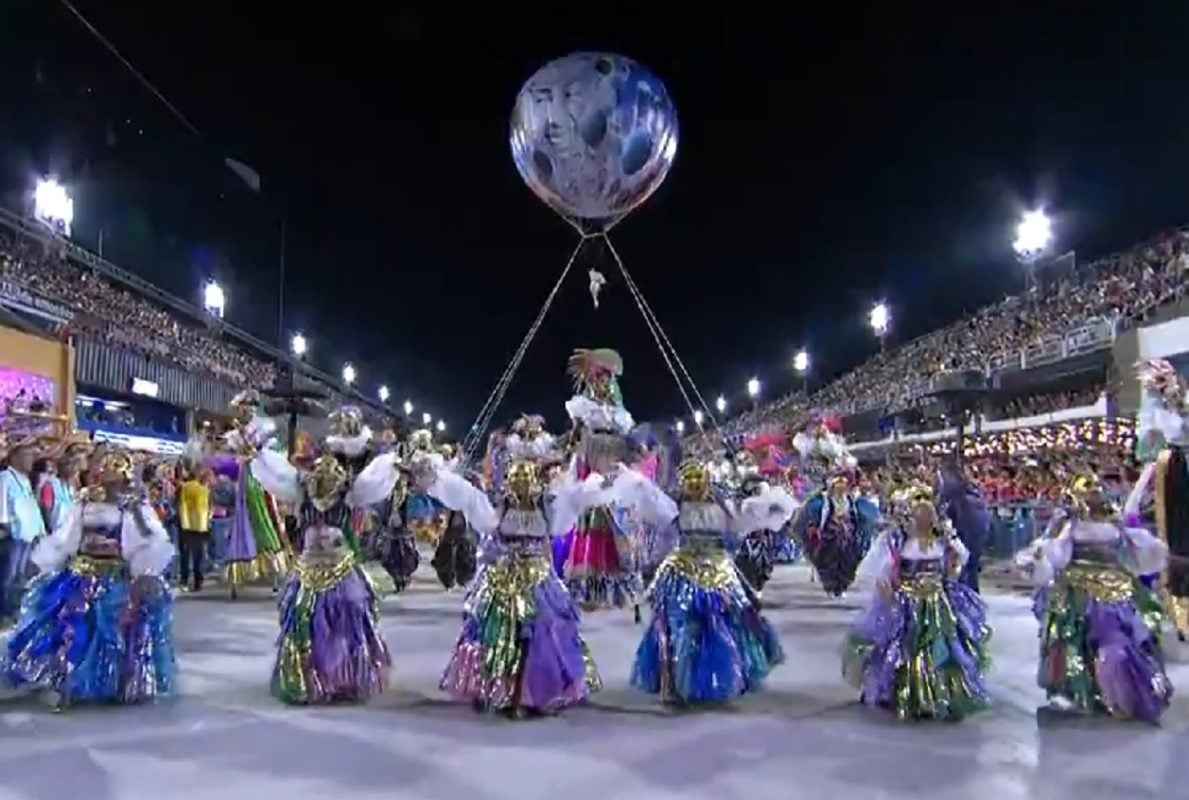 Na primeira ala da escola, que faz parte do Grupo Especial na Marquês de Sapucaí, dezenas de ciganos de verdade participaram do desfile, inclusive algumas mulheres de perna de pau. A ala se chamada de “Caravana em Festa”.