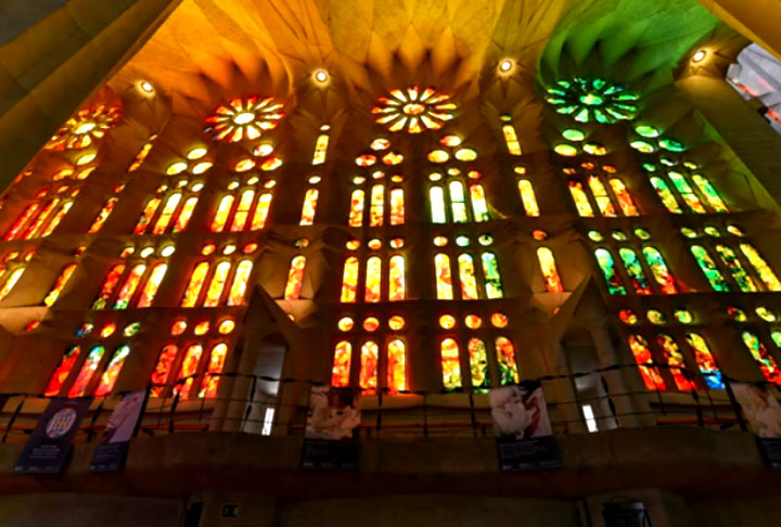 Sagrada Família (Barcelona, Espanha) - A obra que simboliza a arte de Antonio Gaudi (1852-1926) - e cuja construção nunca termina - tem toques góticos impressionantes na própria arquitetura, mas também se destaca pelos vitrais que adornam a igreja.  