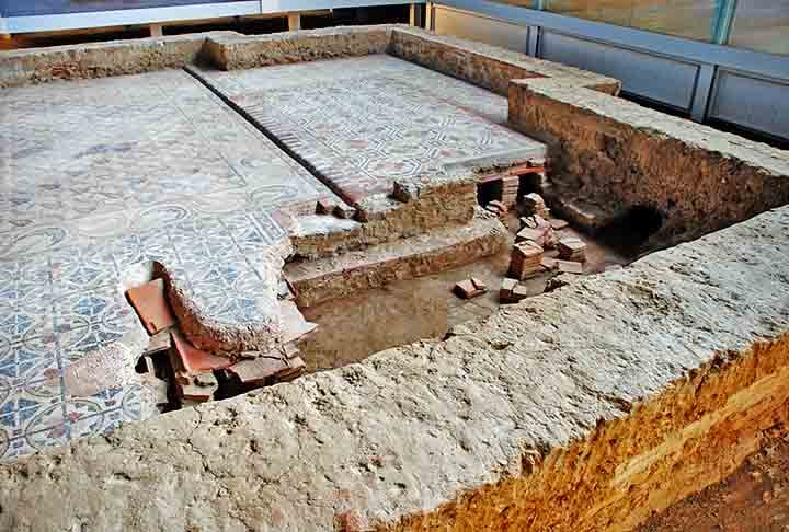 Na Roma Antiga, alguns edifícios usavam um sistema de aquecimento chamado hypocaust, que aquecia o chão e tinha um sistema rudimentar de exaustão, mas não era uma chaminé como conhecemos hoje.