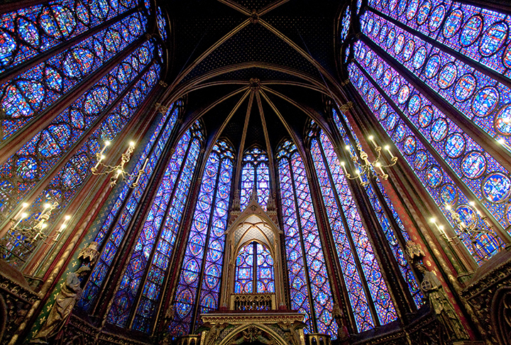 Sainte-Chapelle (Paris, França) - Capela gótica na Île de la Cité, inaugurada em 1248, tem vitrais emoldurados por um delicado trabalho em pedra. Janelas de 15m de altura retratam mais de 1.000 figuras bíblicas. 