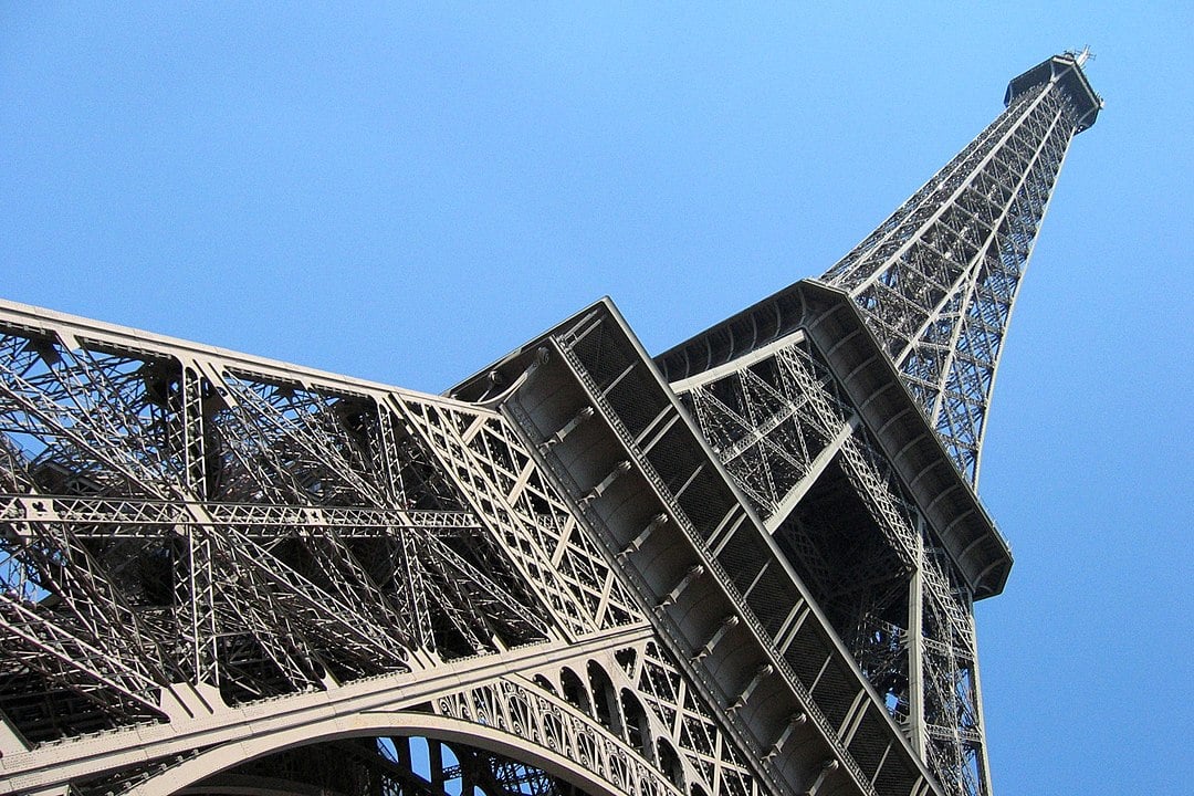 A Torre Eiffel é pintada em 3 tons degradée, sendo mais escura na parte de baixo e mais clara no topo. A cada 7 anos, são necessárias 60 toneladas de tinta para pintar os 250 mil m² de superfície da estrutura.