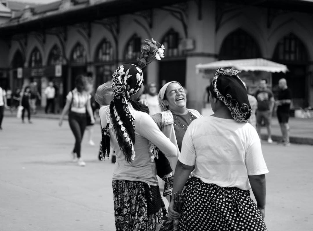 Família: A base da cultura cigana é a família extensa, com forte ênfase nos laços de sangue e no respeito aos mais velhos. As decisões importantes são tomadas em conjunto, e a comunidade se apoia mutuamente.