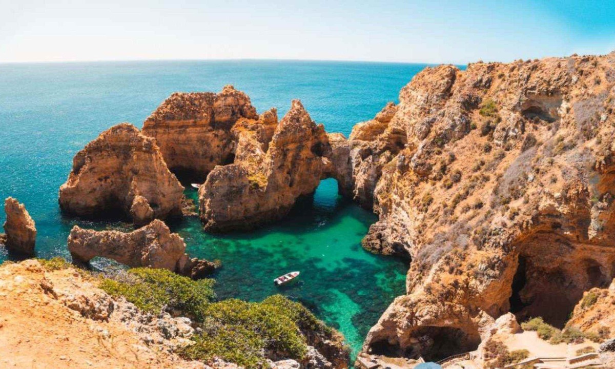 Ponta da Piedade, na Cidade dse Lagos, no Algarve é um dos destinos mais visitados na região de Portugal -  (crédito: WIRESTOK/FREEPIK)