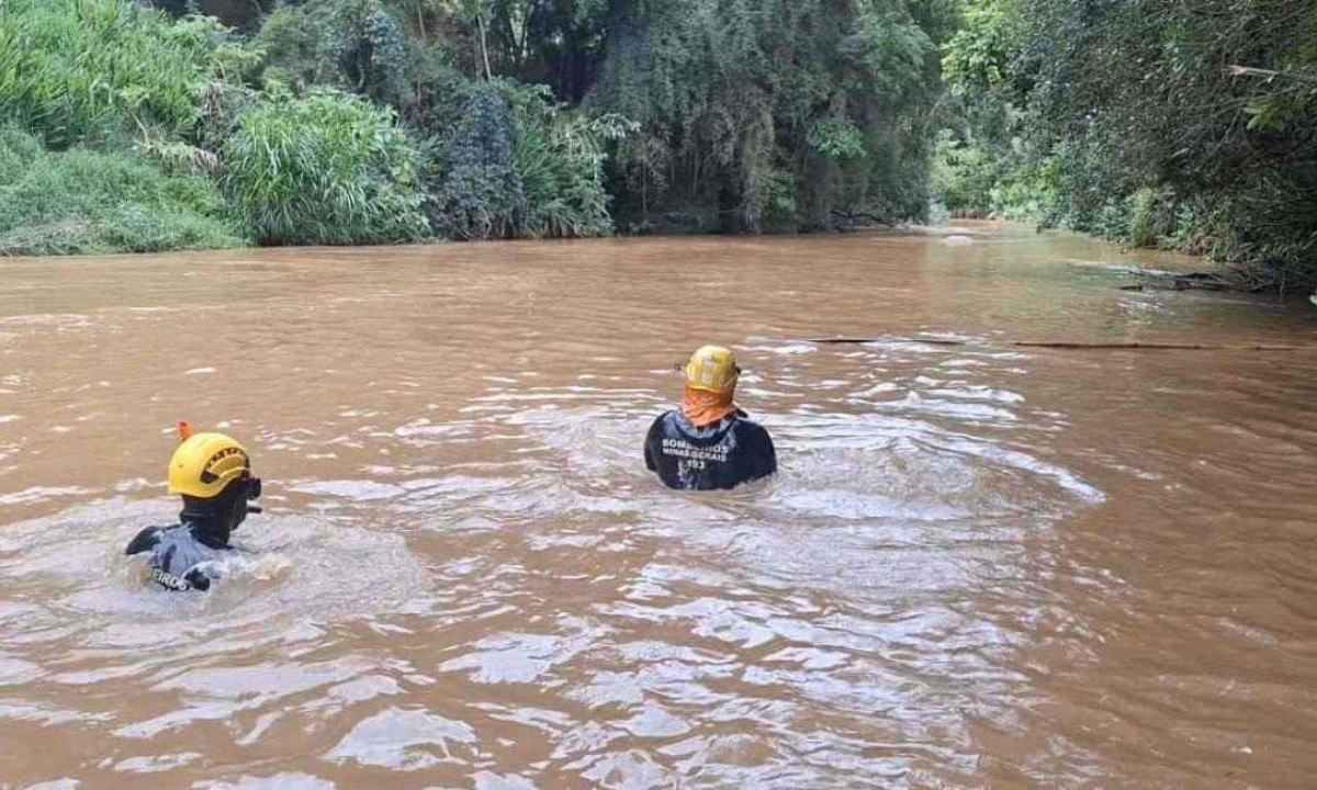 Bombeiros fizeram buscas pelo leito do rio para localizar homem no Sul de Minas -  (crédito: CBMMG)