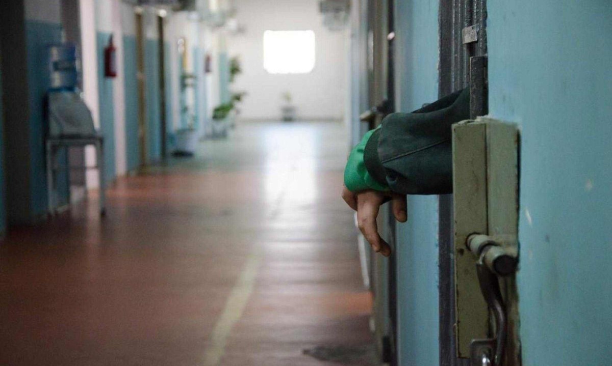 Mãos para fora de grade de cela em presídio; imagem meramente ilustrativa -  (crédito: Flickr)