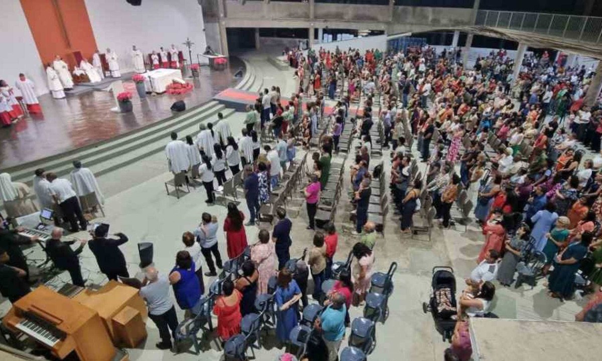 Centenas de fiéis acompanharam a cerimônia na Catedral Cristo Rei, na Região Norte de BH