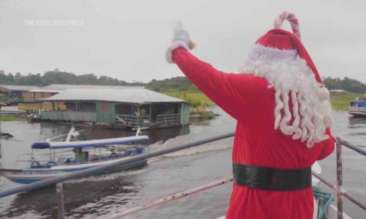 Papai Noel enfrentou viagem de barco para entregar presentes -  (crédito: The Independent / AP News)