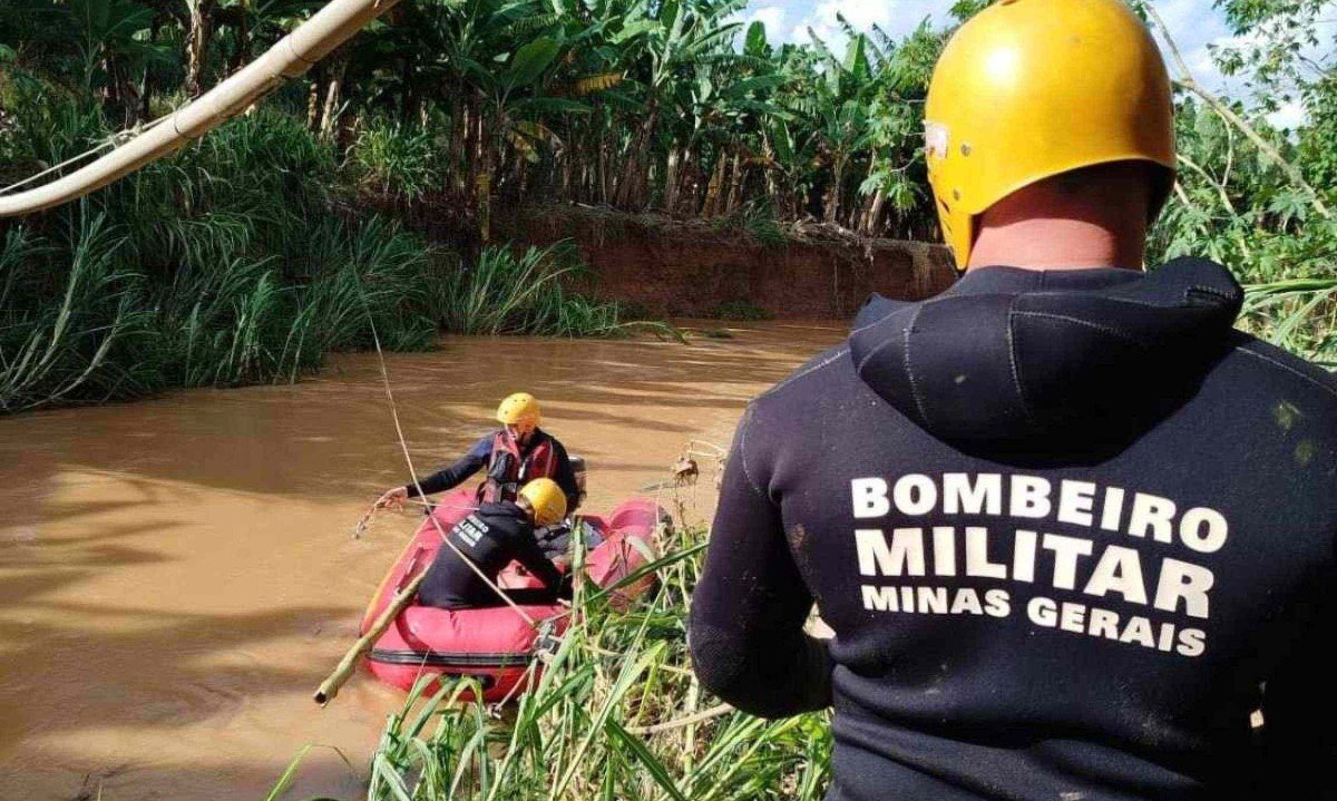 Bombeiros seguem fazendo buscas pelo carro e pela mulher arrastados pela enxurrada na cidade de Coronel Pacheco -  (crédito: CBMMG)