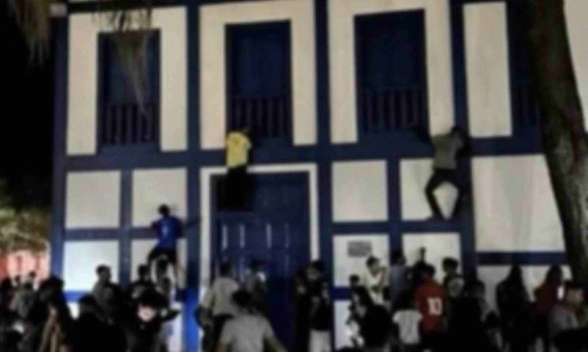 Influenciador divulgou que havia escondido alguns chaveiros em praças públicas locais e que quem achasse esses objetos ganharia prêmios de R$5 mil -  (crédito: MPMG/Divulgação)