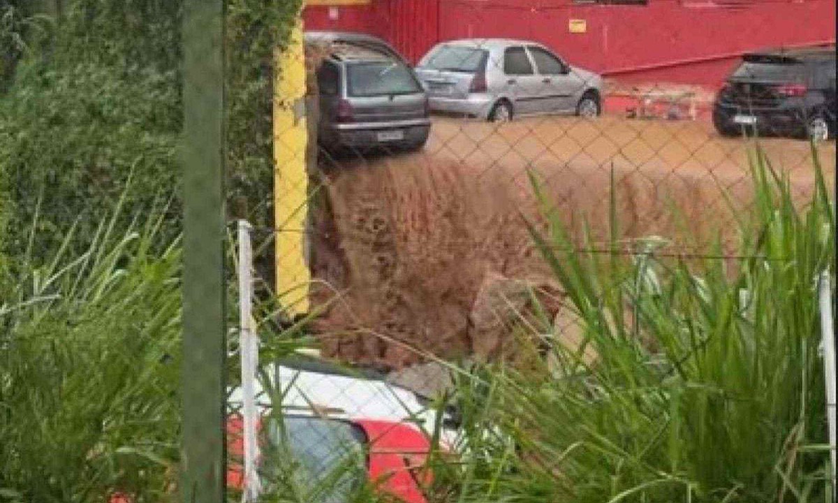 Carros são arrastados pela água e caem em córrego após chão de estacionamento de supermercado no Barreiro ceder -  (crédito: Reprodução/Redes Sociais)
