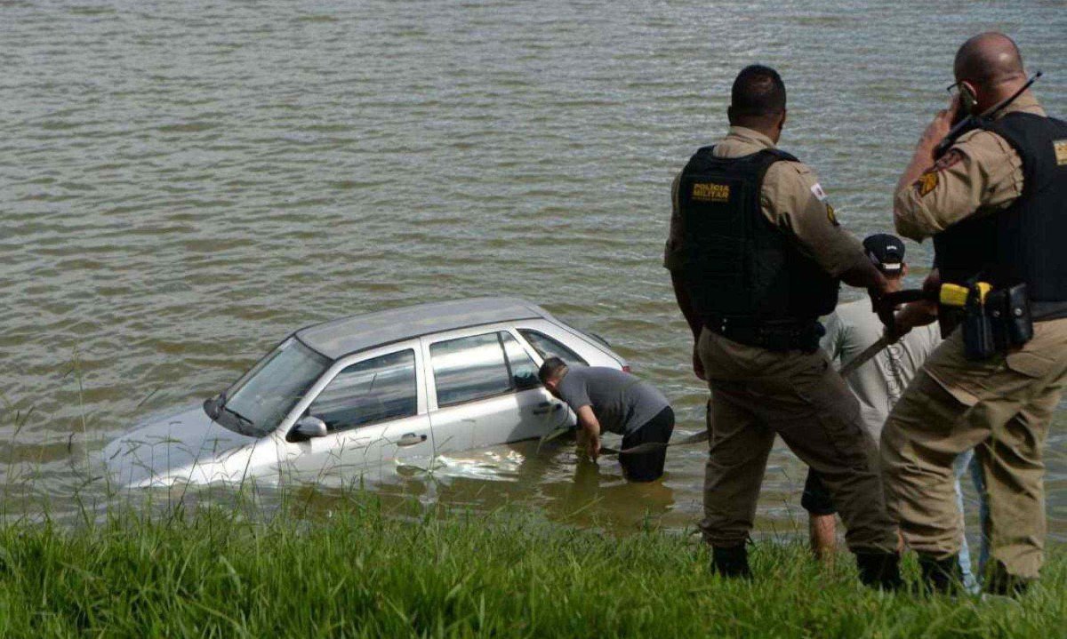 Carro é retirado da Lagoa da Pampulha -  (crédito: Túlio Santos/EM/D.A Press)