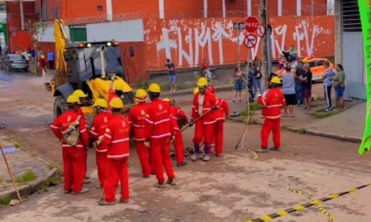 A Superintend&ecirc;ncia de Limpeza Urbana iniciou a remo&ccedil;&atilde;o de entulhos e a limpeza das &aacute;reas afetadas pelas fortes chuvas na regi&atilde;o do Barreiro -  (crédito: Reprodu&ccedil;&atilde;o/Redes Sociais)