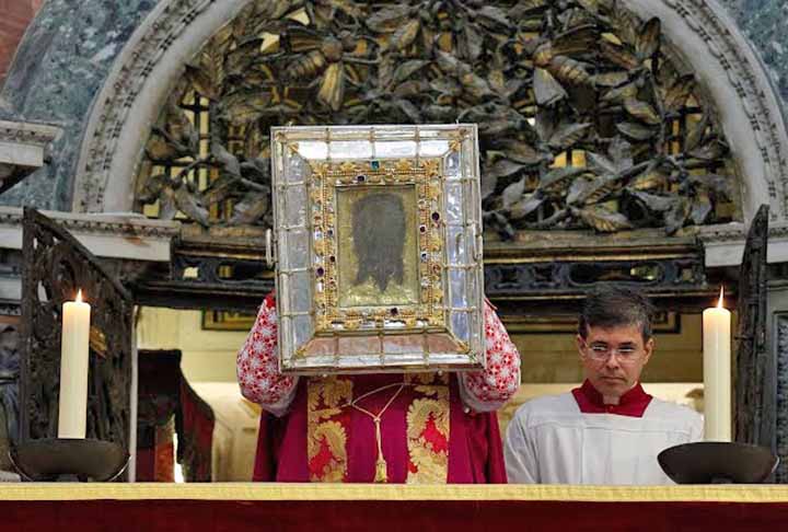 LENÇO DE VERÔNICA - Traz a imagem do rosto de Cristo, supostamente registrada enquanto a Santa enxugava seu suor a caminho do Calvário. A relíquia está no Vaticano, e sua relevância decorre do vínculo direto com a face de Cristo.

