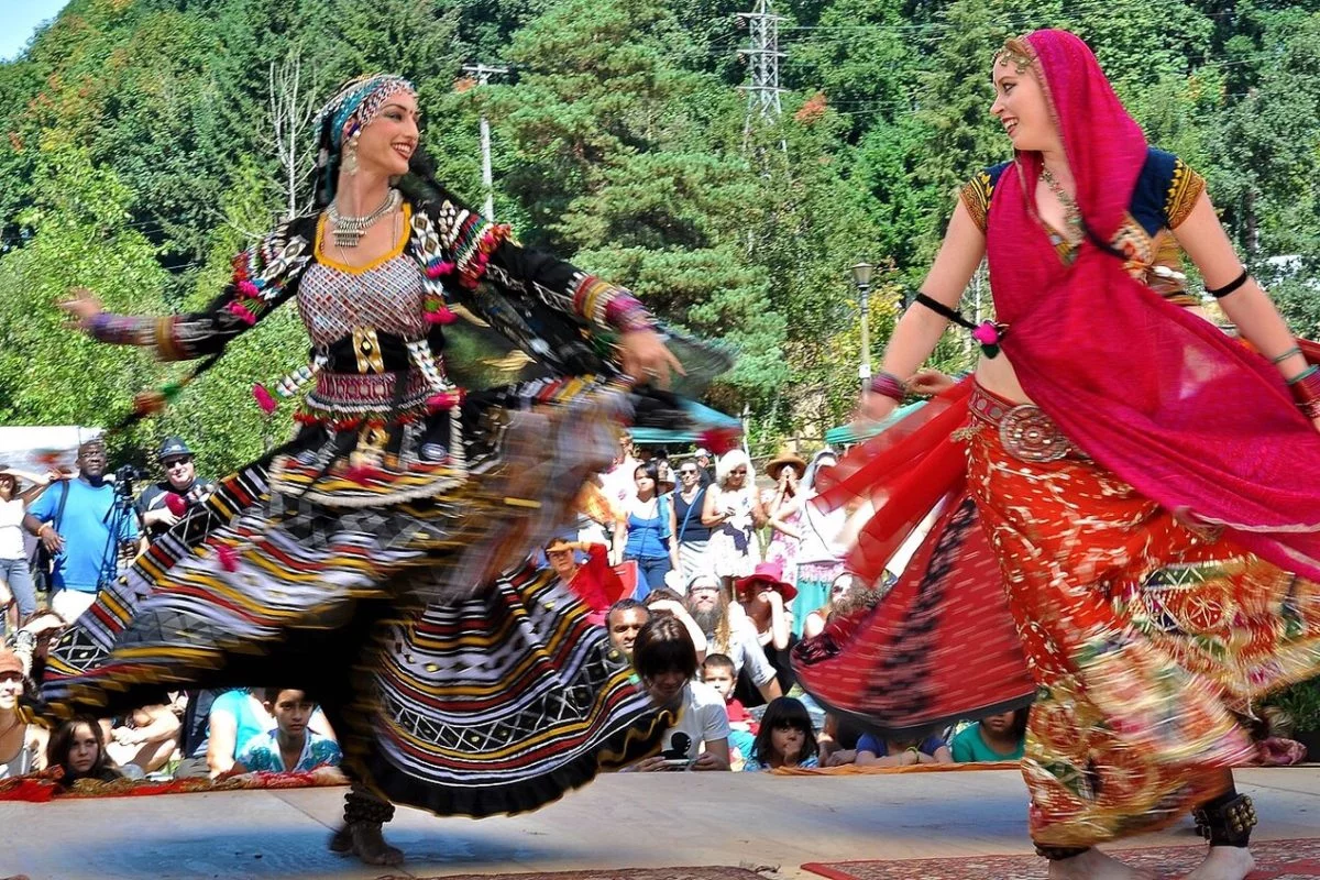 A dança cigana é expressiva e sensual, transmitindo alegria, emoção e liberdade.