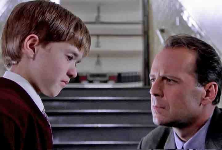 A história gira em torno de Cole Sear (Haley Joel Osment), um garoto que possui a capacidade de ver e se comunicar com espíritos de pessoas mortas. Ele então recebe a ajuda do psicólogo infantil, Dr. Malcolm Crowe (Bruce Willis).