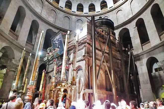 SANTO SEPULCRO - O Santo Sepulcro, em Jerusalém, é considerado o local onde Jesus Cristo foi crucificado, sepultado e ressuscitou, sendo um dos mais sagrados do Cristianismo. Abriga a Pedra da Unção, o Gólgota (Calvário) e a Tumba de Jesus. É administrado por várias denominações cristãs e atrai peregrinos do mundo inteiro.

