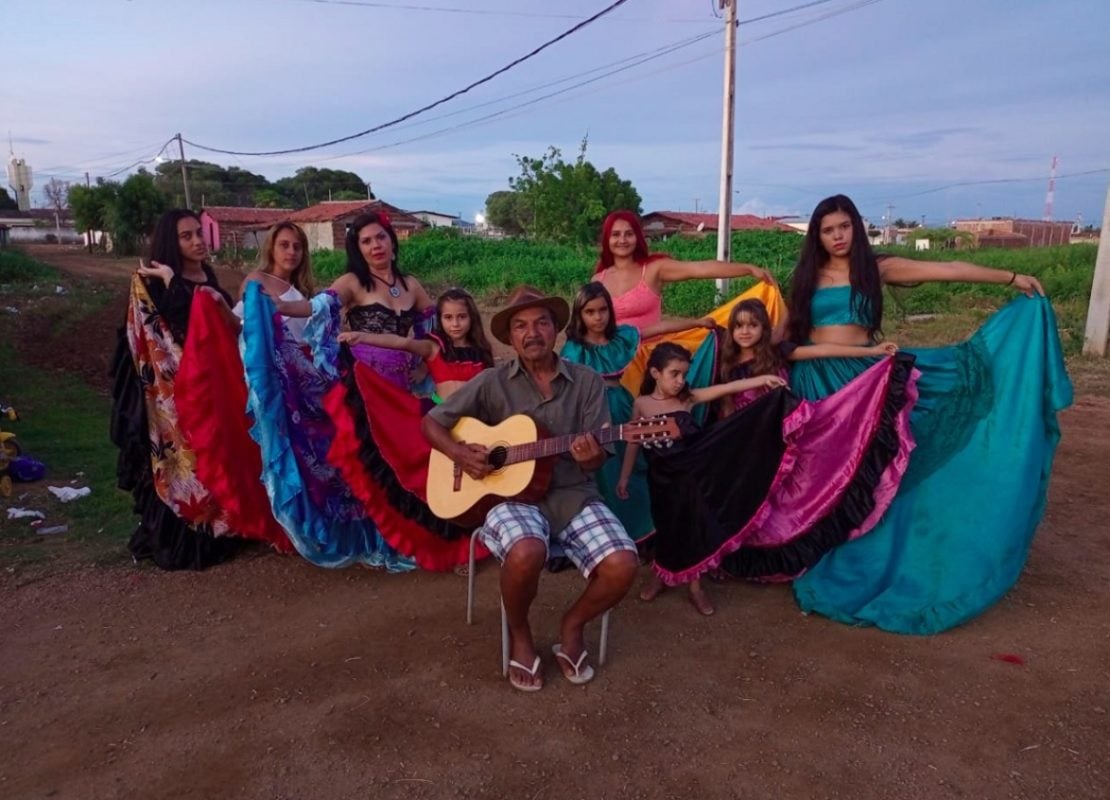 Trabalho: Tradicionalmente, os ciganos se dedicavam a atividades itinerantes como comércio, artesanato, ferrageamento e adivinhação. Hoje em dia, muitos ciganos também trabalham em áreas como música, artes, educação e saúde.